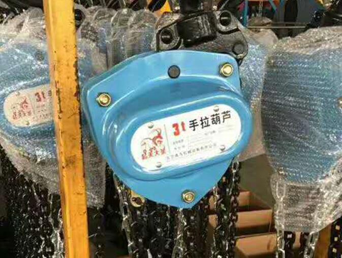 暴雨過后他們用手拉葫蘆吊汽車